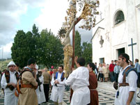 Il Crocefisso della Confraternita de3l Rosario di Trigoso inizia la processione