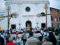 S.E. Mons. Tanasini tiene l'omelia sul sagrato di S.Sabina