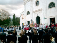 S.E. Mons. Tanasini tiene l'omelia sul Sagrato di S.Sabina