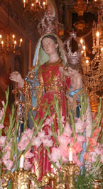 La statua della Madonna del Rosario