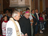 Il Vescovo entra in Chiesa