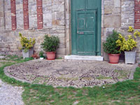Il piccolo sagrato dell'abbazia di Sant'Andrea di Borzone