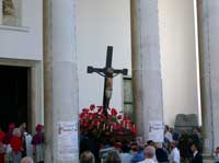 L'Arca del Santo Cristo esce per le vie della Citt