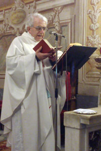 Il Parroco benedice le tessere